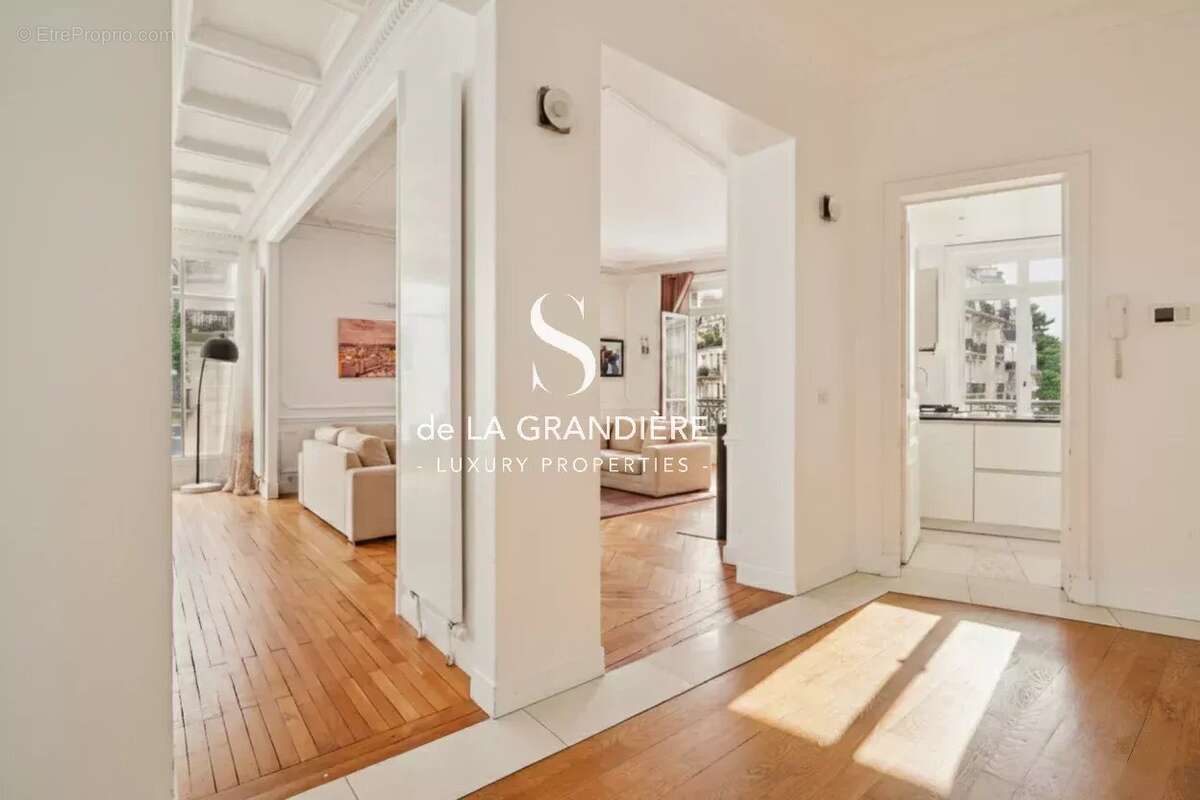 Appartement à PARIS-16E