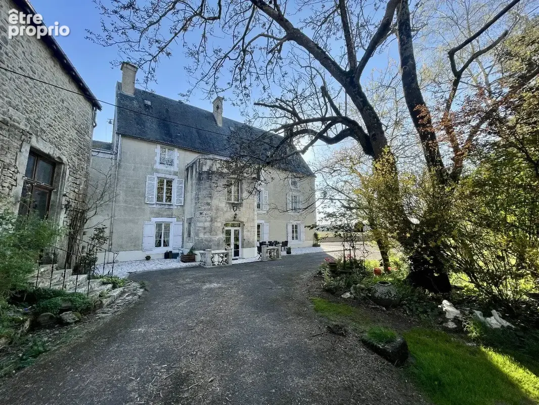 Château avec piscine chauffée,  vastes dépendances, possibilité chambres d'hôtes - photo 13