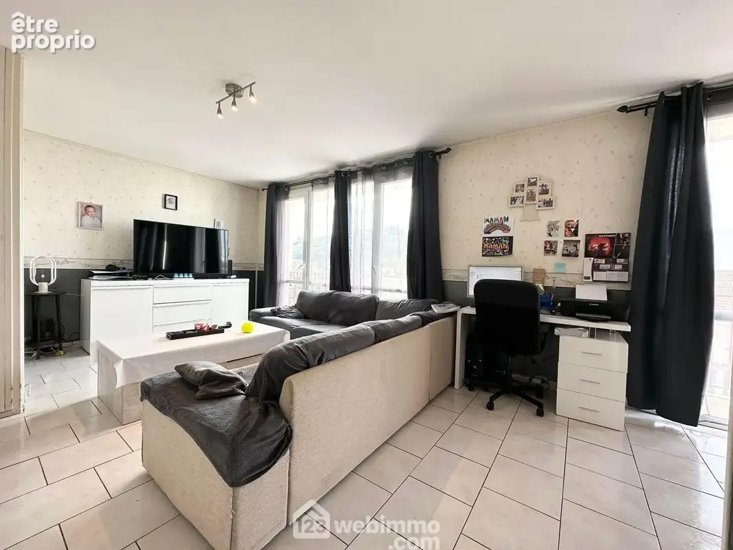 L'espace salon chaleureux