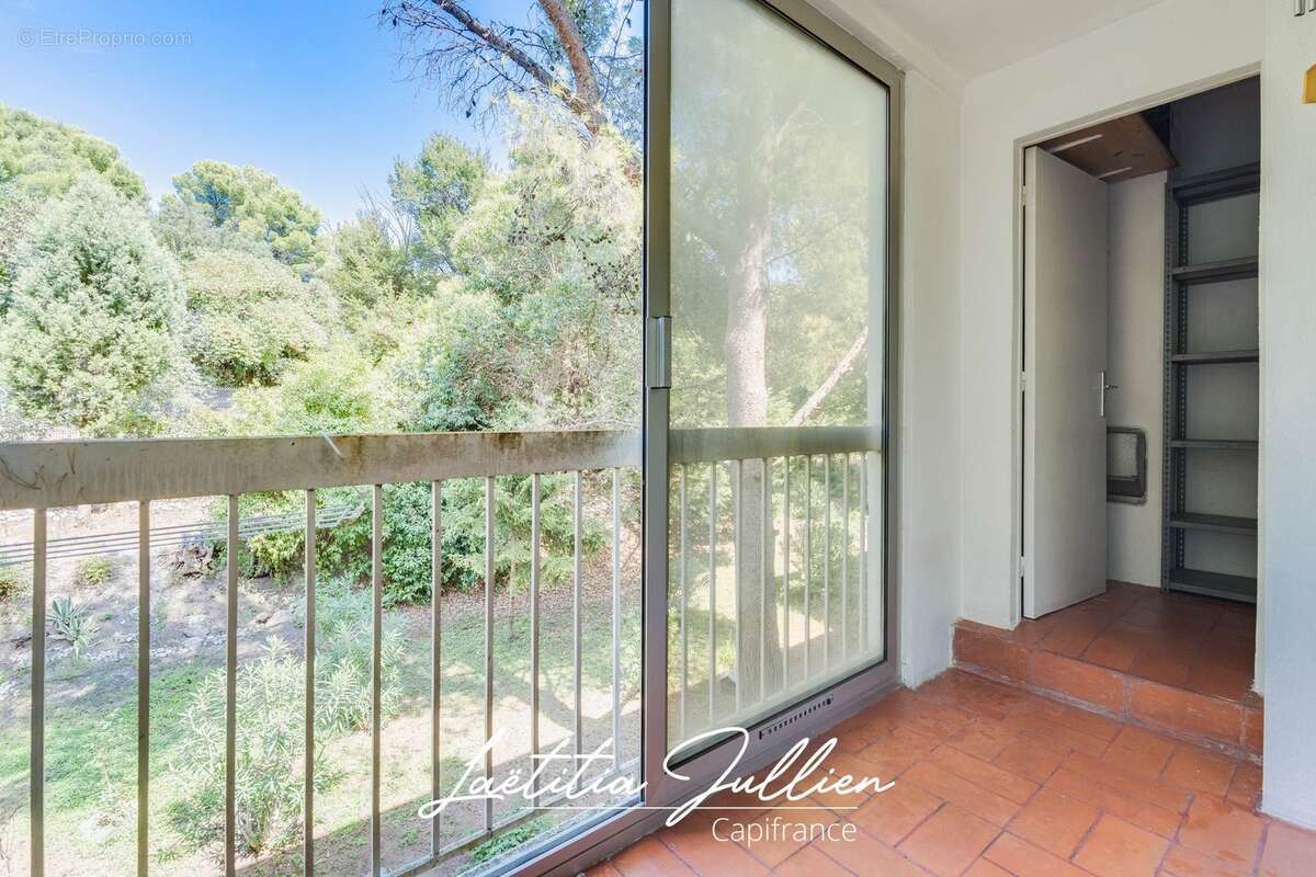 En exclusivité par Laëtitia JULLIEN – Marseille 10ème – Les Collines – T4 traversant de 83,83 m² avec balcon et loggia au pied d - photo 11