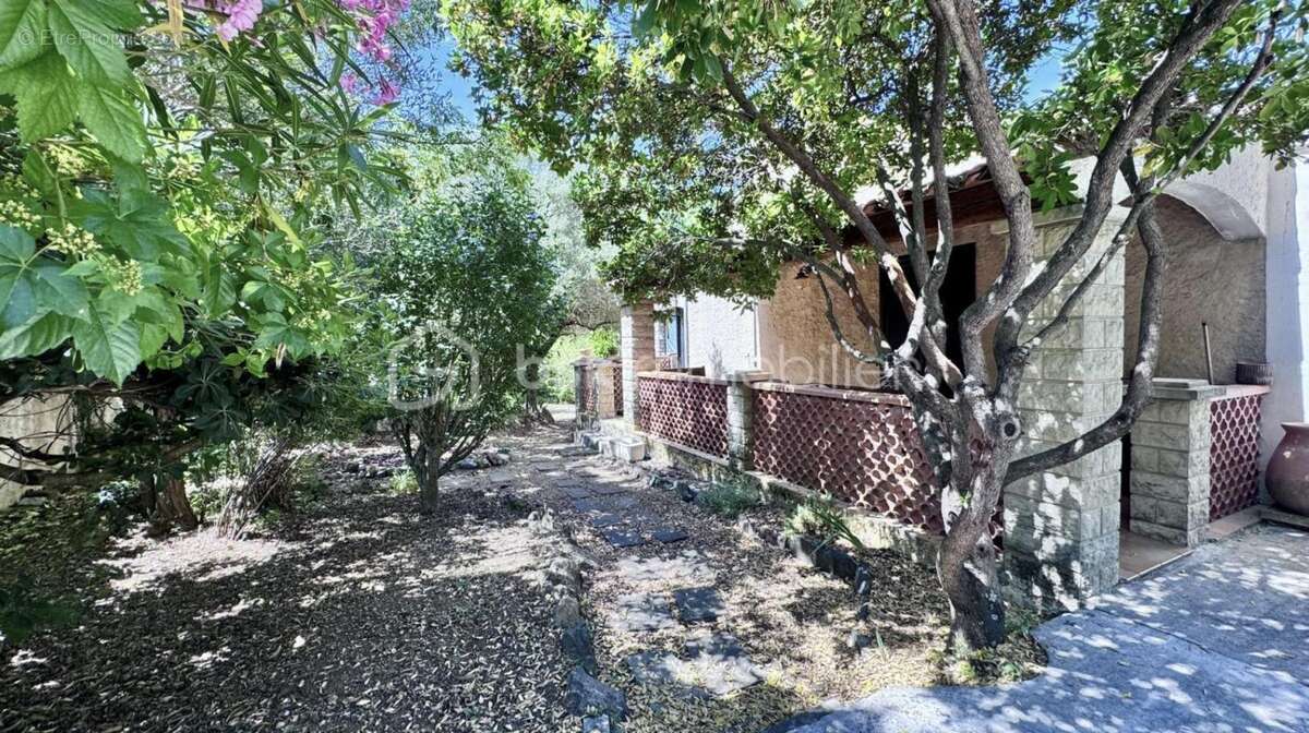 ACHAT d'une Maison de plain-pied 4 chambres de 127 m² avec Terrain de 1478 m² – Piscine – Garage – Camps-la-Source (83170) - photo 9