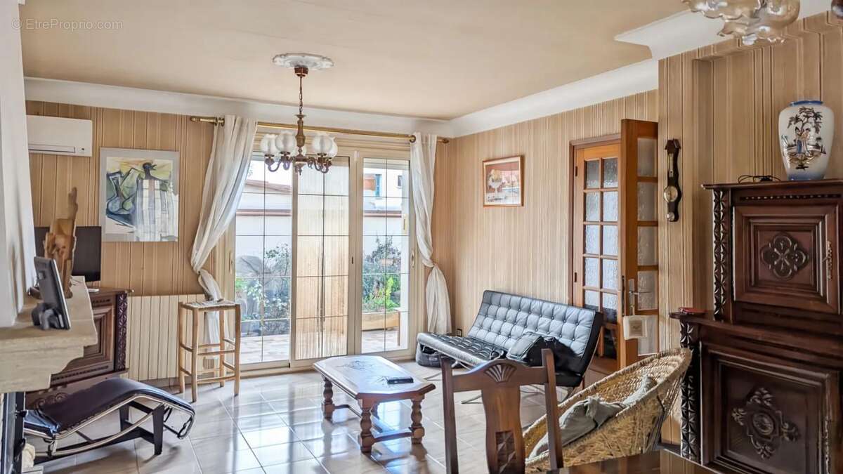 Maison à SAINT-LAURENT-DE-LA-SALANQUE