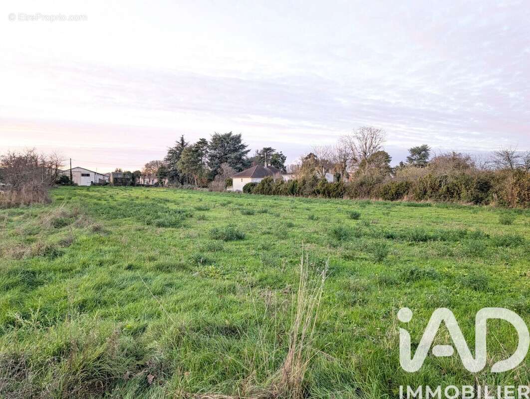 Photo 8 - Terrain à LUSSAC-LES-CHATEAUX