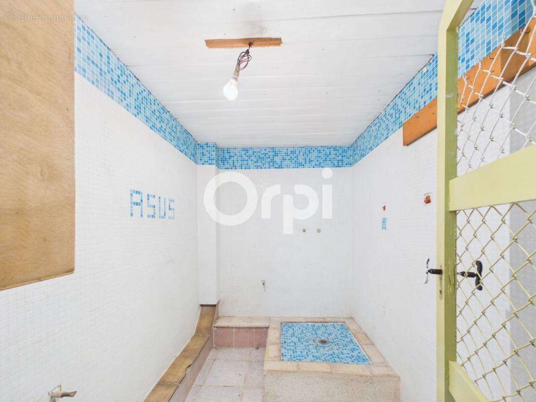 Villa individuelle a rafraichir - habitation + dependance + garage + annexes - vue imprenable - piscine a renover - terrain clos - photo 18