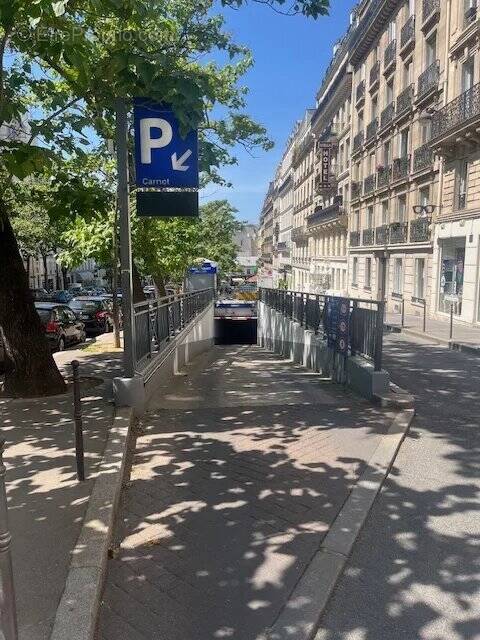 Parking à PARIS-17E