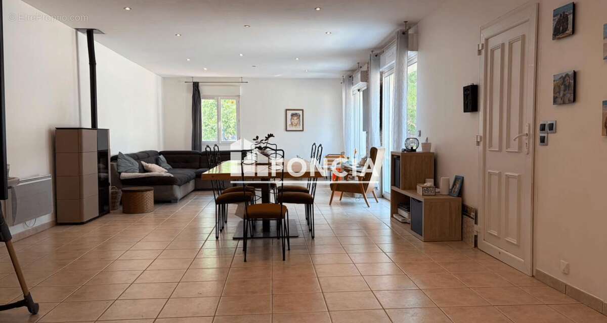 Le Montat, belle maison de 6 pieces, environ 134m2, sur une parcelle d'environ 2855 m2 - photo 2
