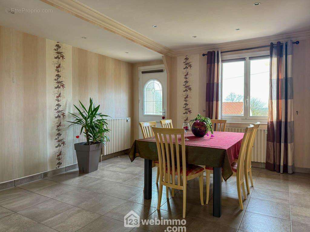 une pièce de vie traversante, avec un espace repas - Maison à POUZAUGES