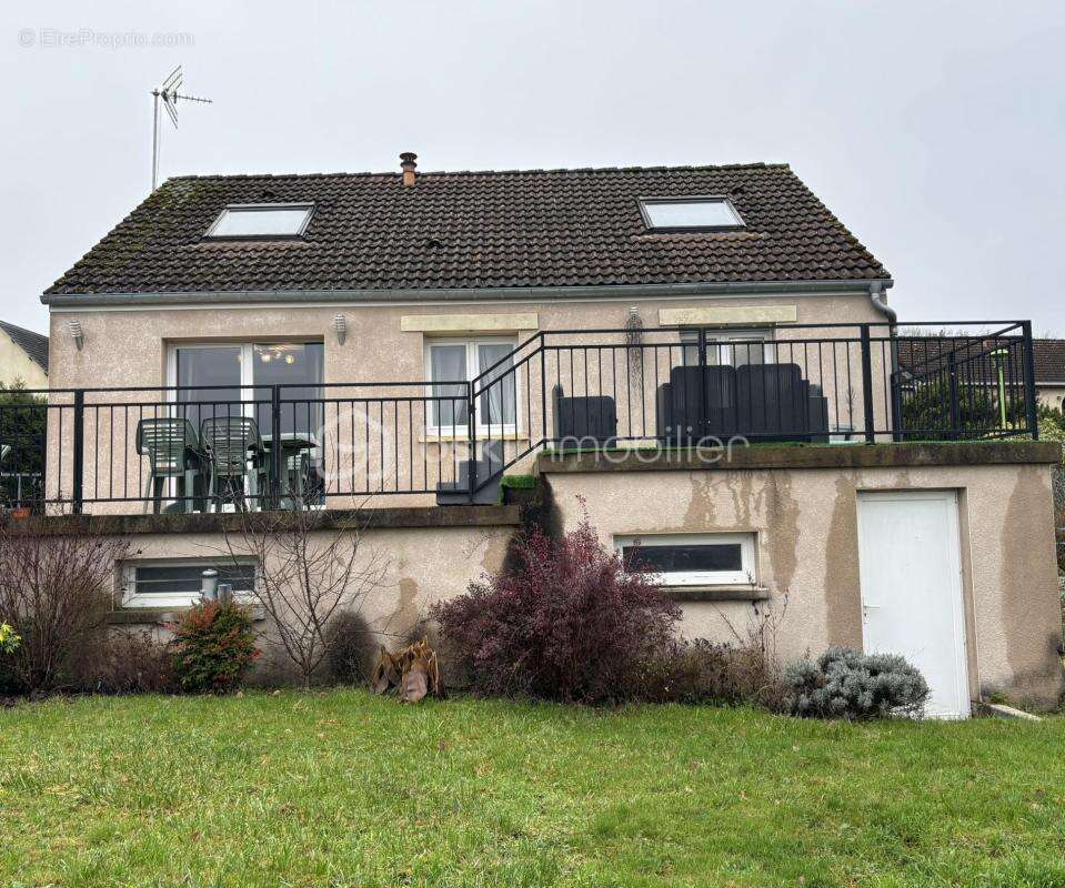 Maison à LES AYVELLES