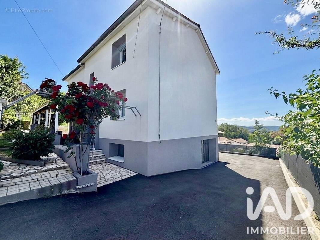 Photo 1 - Maison à LE CHAMBON-FEUGEROLLES