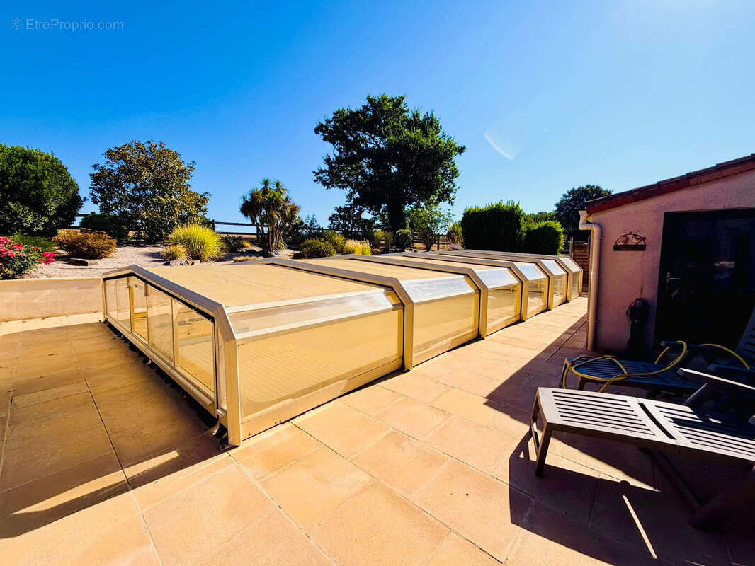 Ancienne longère rénovée avec piscine, étang et installations équestres - photo 15