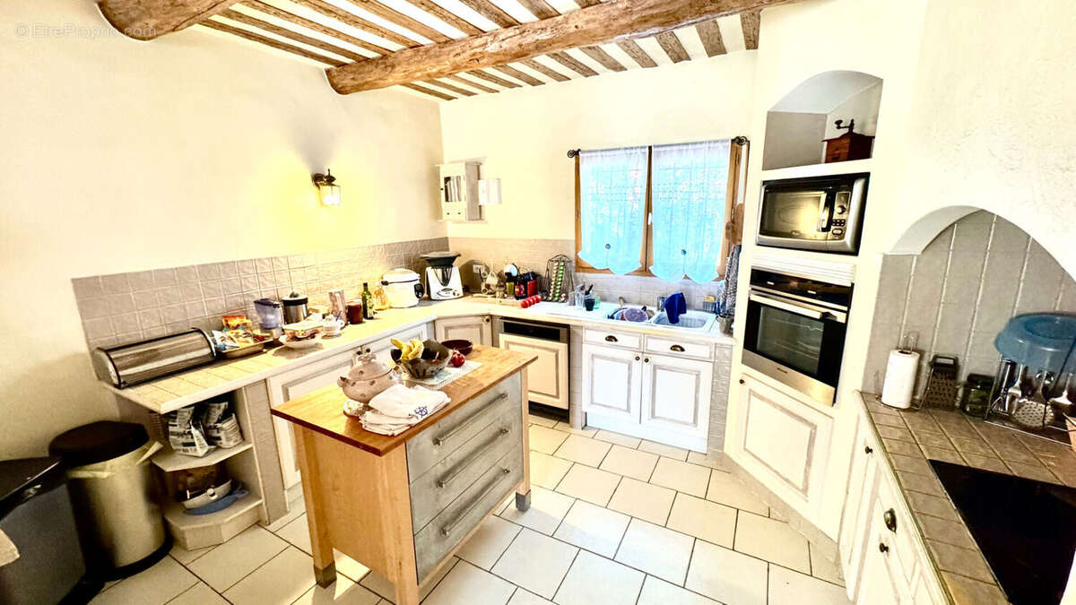 Mas avec piscine et dependances sur 1133 m² de jardin clos et arboré. - photo 3