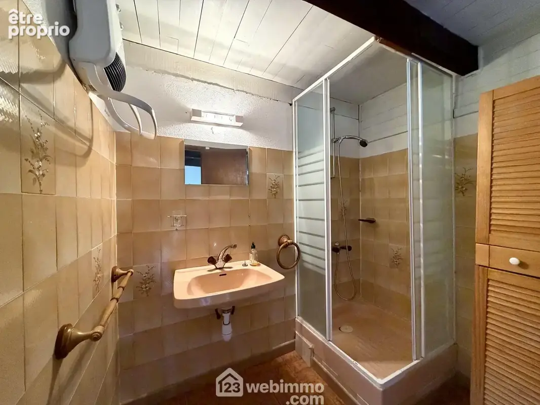 Salle d'eau en parfait état (wc indépendant)