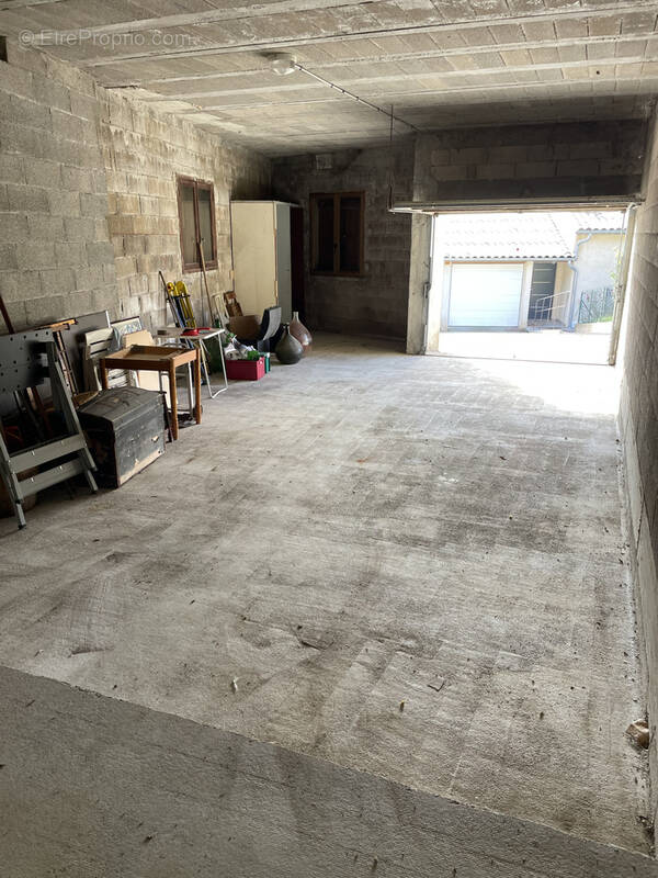 Parking à VALDEROURE