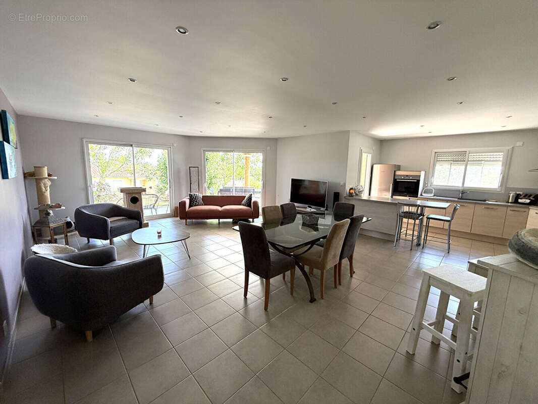 Magnifique villa de plain pied avec terrain et piscine - photo 4