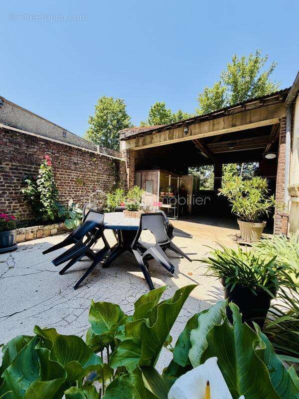 ALBERT – Rue Hoche – Maison familiale de 212 m², 8 chambres, garage, cour sur l’Ancre et vue sur la Basilique - photo 13