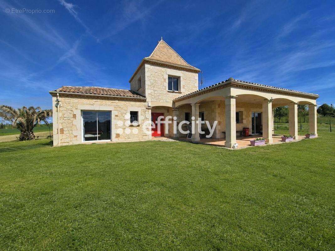 Maison à MONBAHUS
