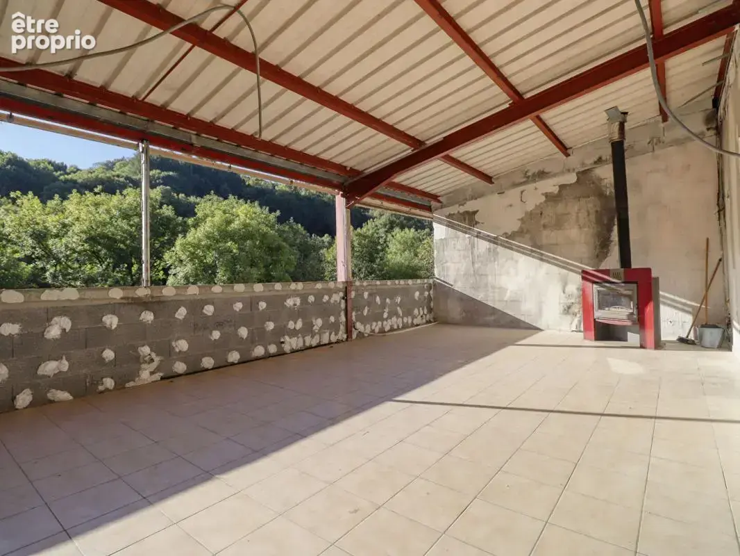 Maison 3 chambres avec grande terrasse et terrain de 2 300 m² bordé par une rivière - photo 11