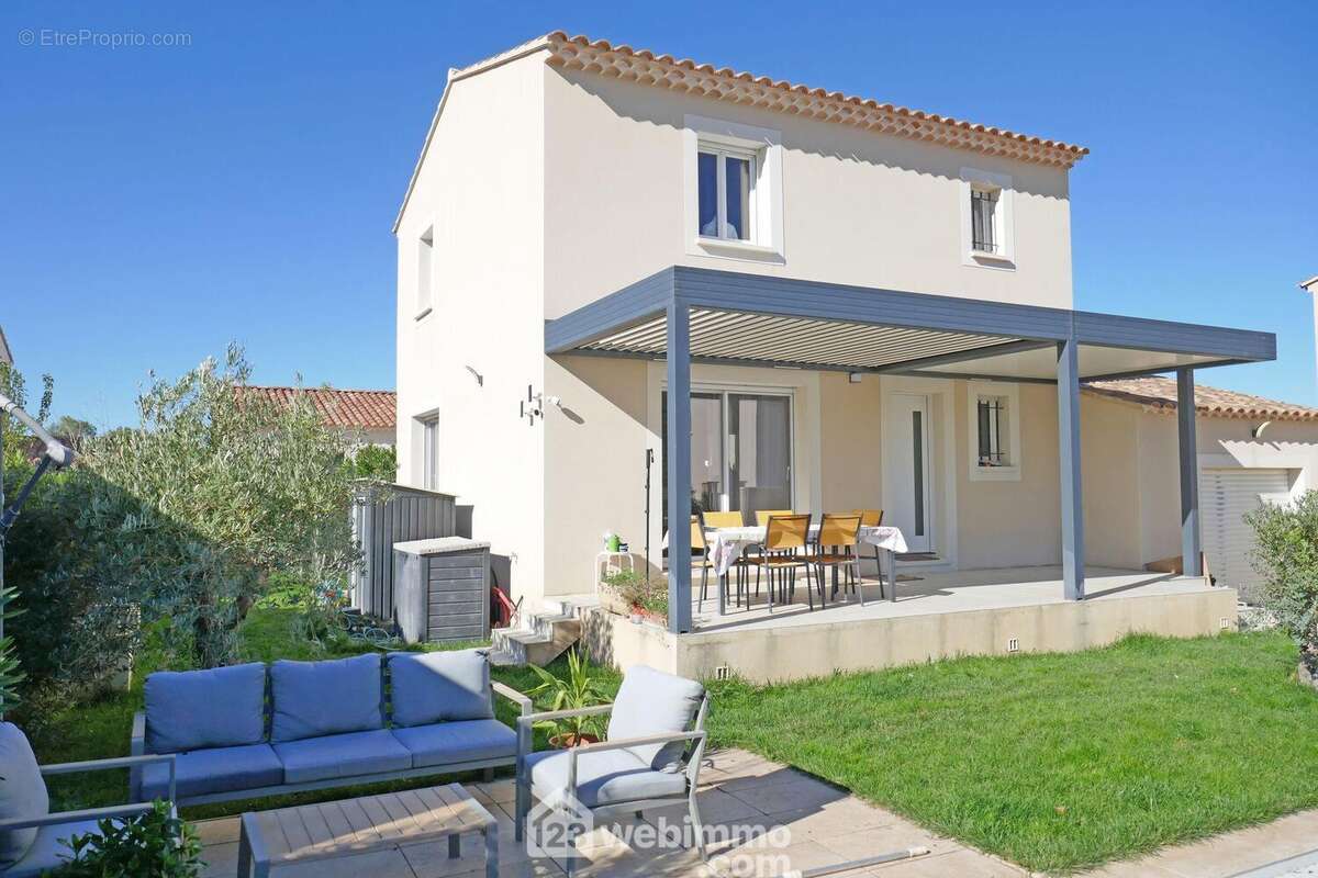 La façade de la villa et sa terrasse avec pergola bioclimatique - Maison à ARLES