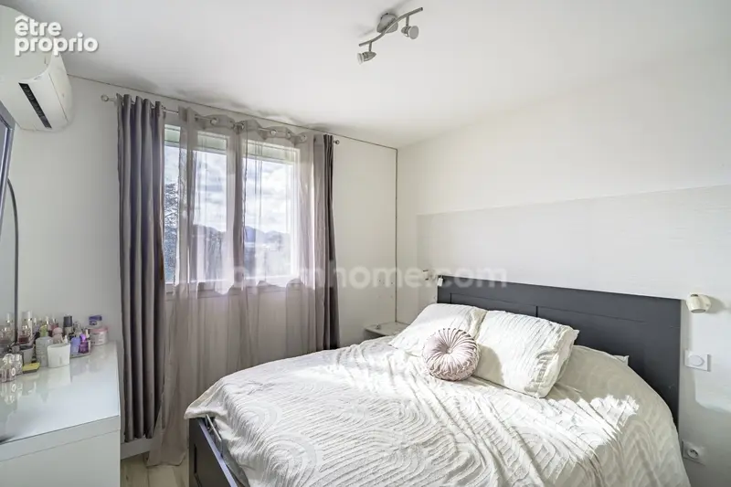 Marseille 10ᵉ – T3 entièrement rénové avec balcon, climatisation, stationnement libre et vue dégagée sur parc - photo 5