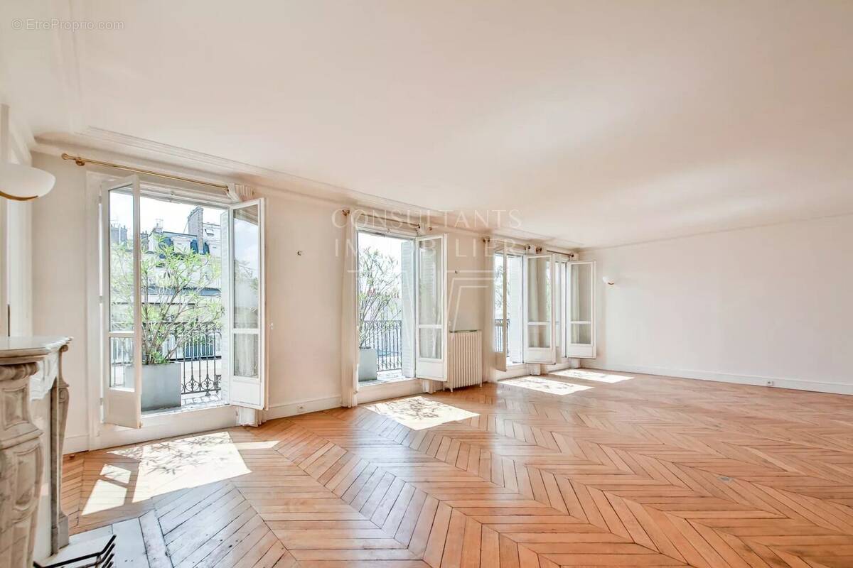Appartement à PARIS-16E
