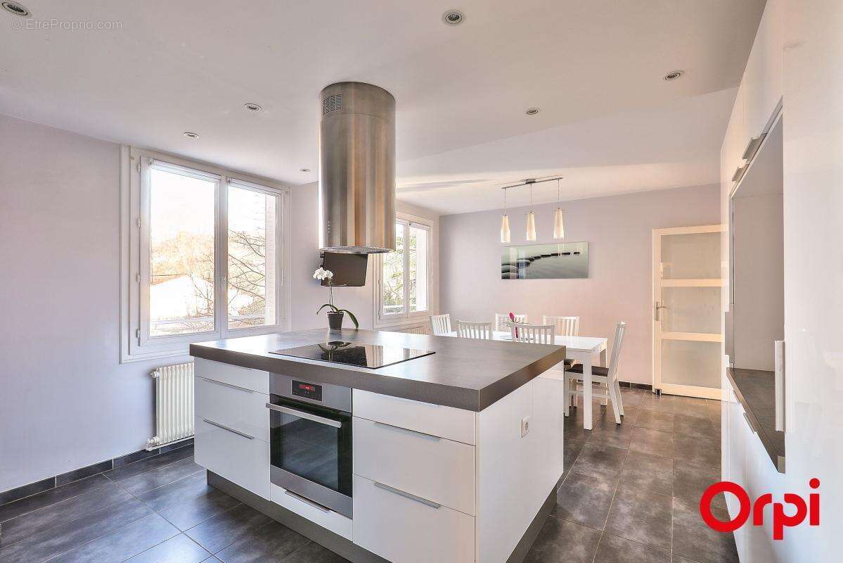 Appartement À Vendre T5 avec cave et place de stationnement - photo 4