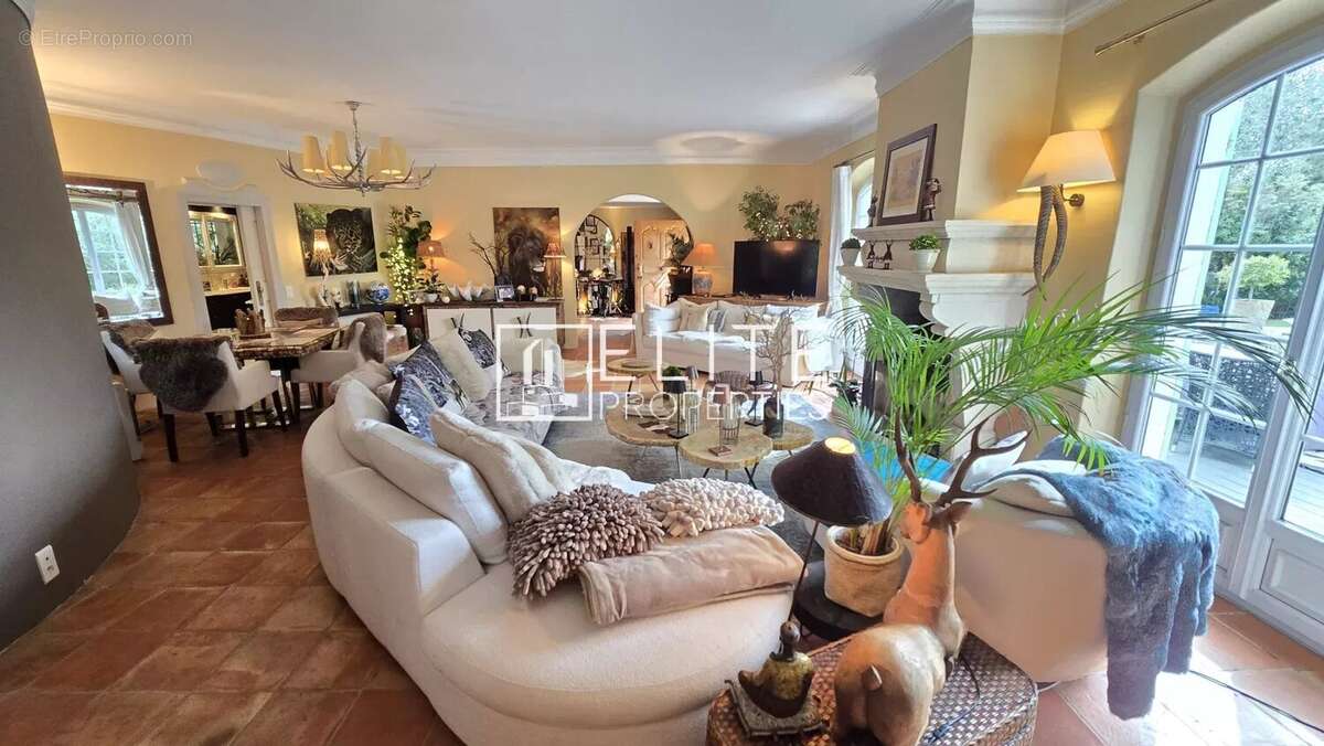 Maison à ROQUEFORT-LES-PINS