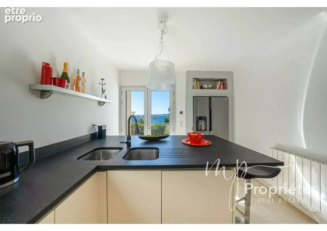 A VENDRE LE LAVANDOU AIGUEBELLE Charmante villa 192m² vue mer, piscine, garage - photo 14