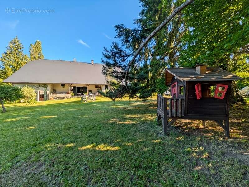 À vendre 8 pièces CERCIER (74) Authentique corps de ferme de caractère entièrement rénové avec piscine et vaste terrain arboré - photo 9