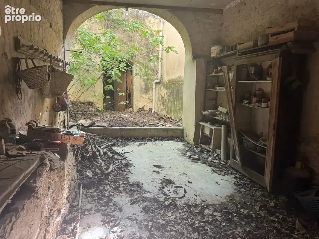 Maison de village de caractère avec cour, terrasse et dépendance, à rénover entièrement - photo 13