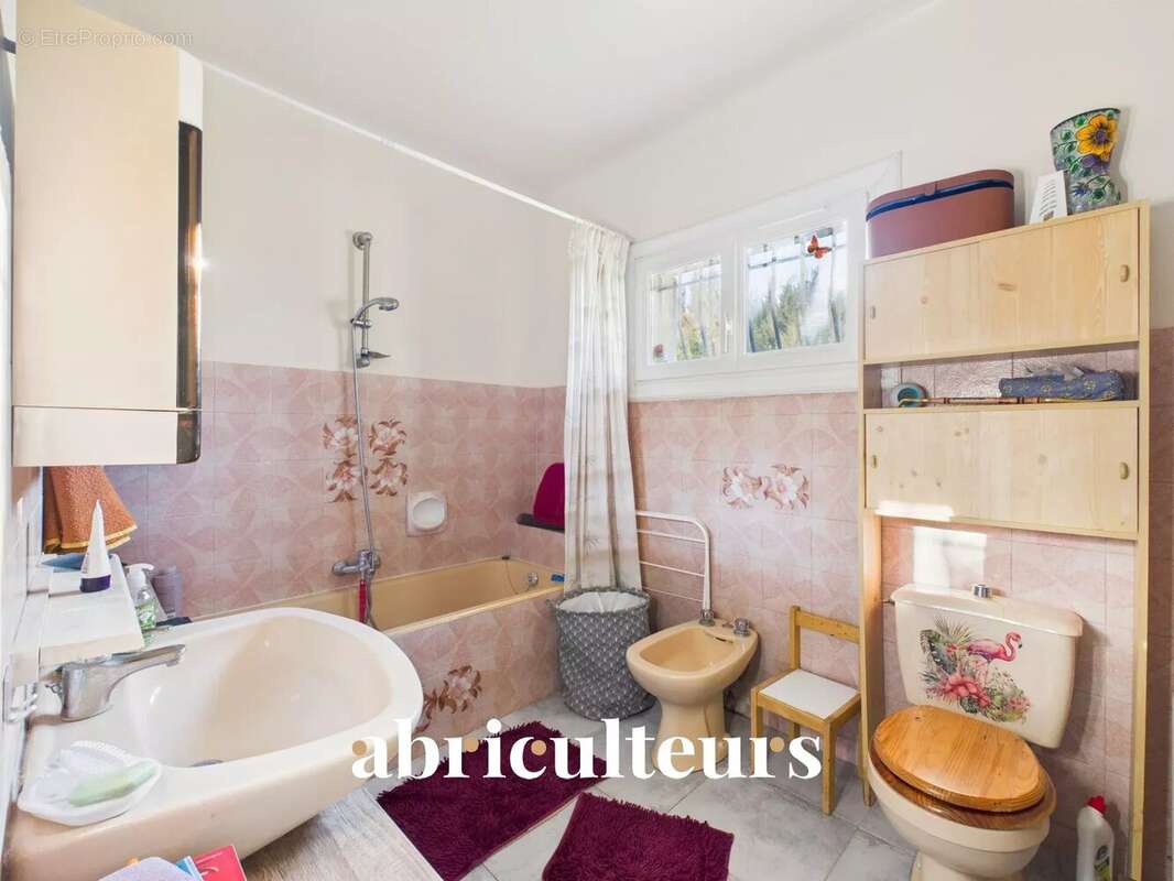 Maison à LA ROQUE-D&#039;ANTHERON