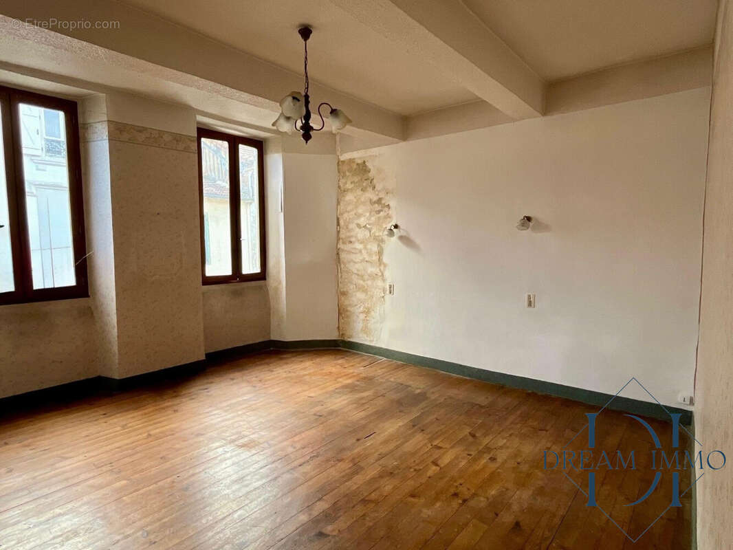 Maison à TRIE-SUR-BAISE