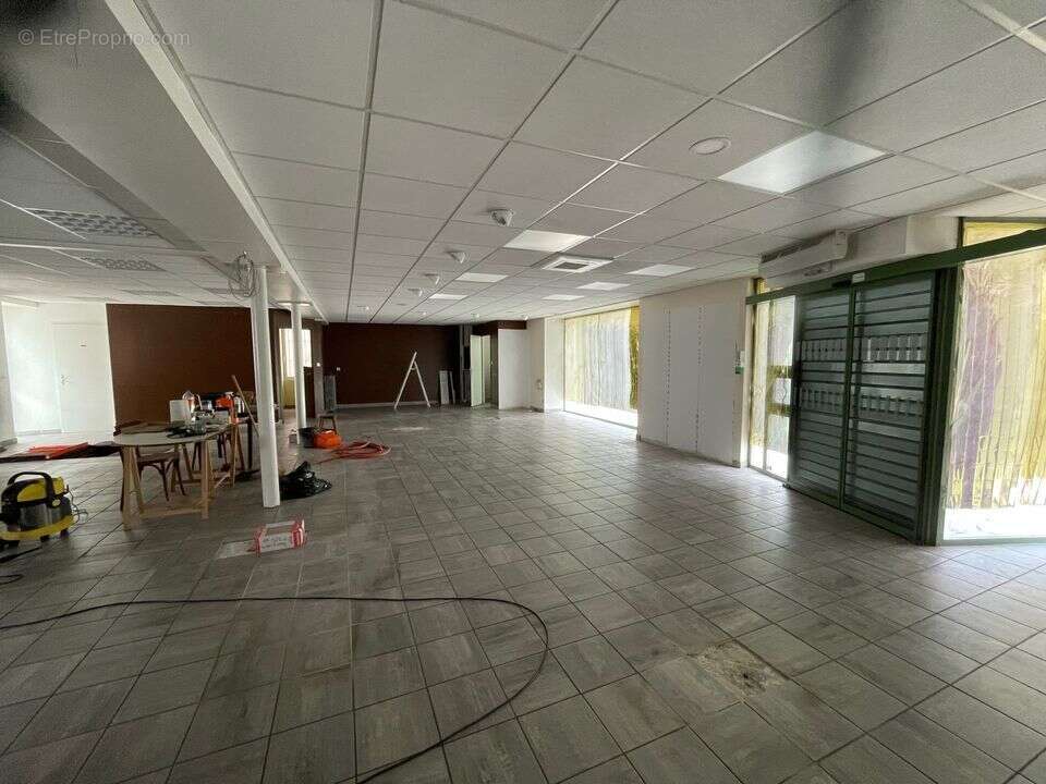 grand local commerce plein centre maison cuisine chambre salon