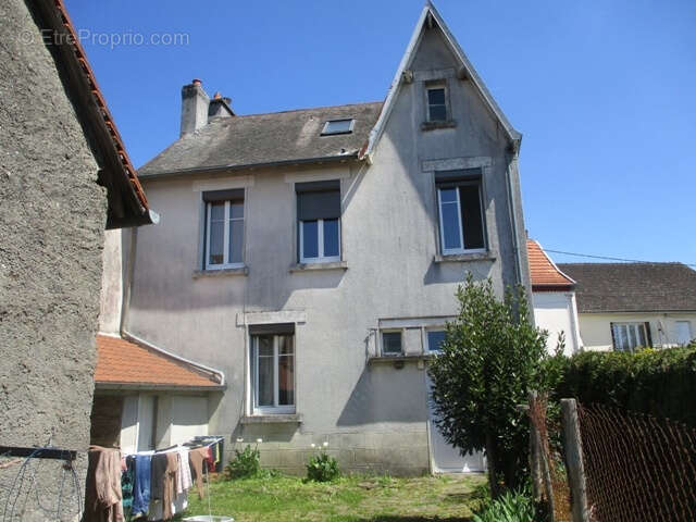 Maison à SAINT-YRIEIX-LA-PERCHE