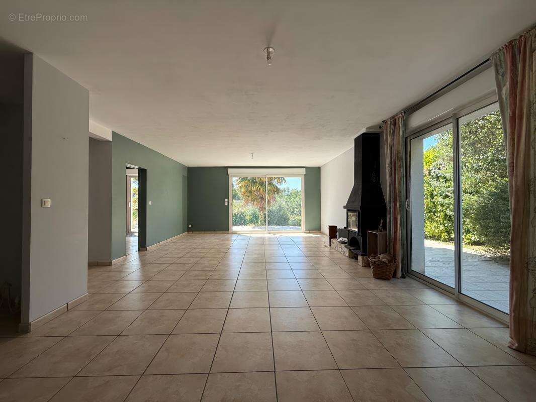 Maison 213 m² à Saint-Epain  - photo 5