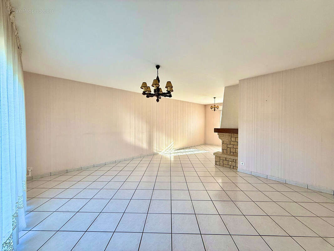 Malemort, maison 5 pièces 3 chambres 105m2 avec distribution de plain-pied sur 562m2 de terrain ! - photo 6