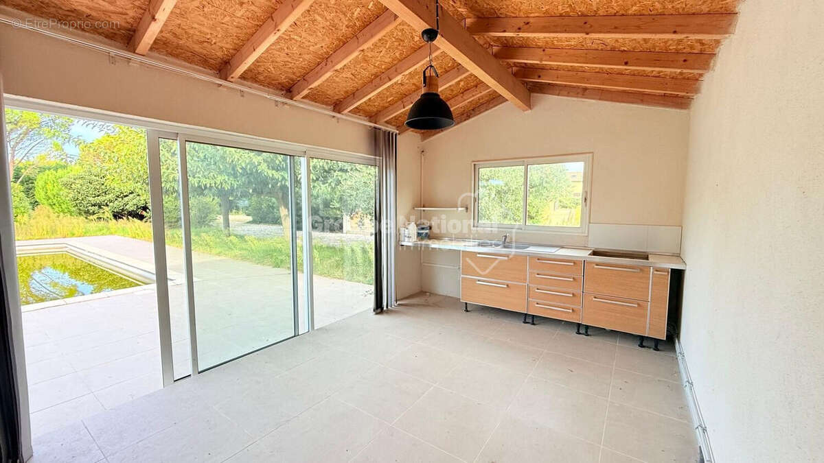 Maison à ENTRAIGUES-SUR-LA-SORGUE