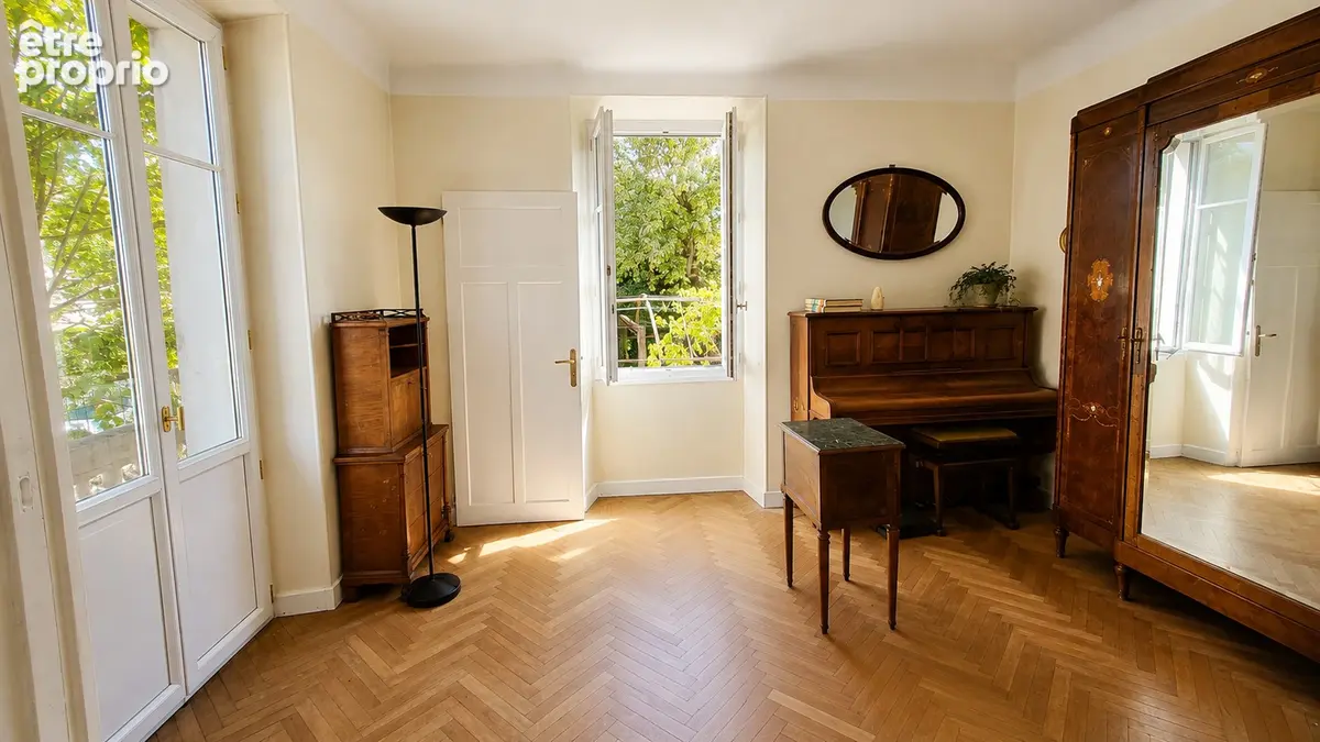 MAISON-APPARTEMENT - LAVAL / AV. DES FLEURS - 96 m² - Jardin 214 m² - Esprit maison de caractère - photo 2