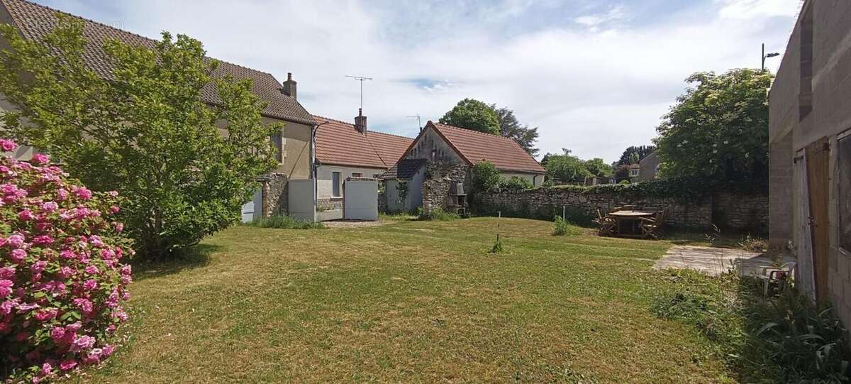 Le veurdre - maison de bourg 180 m2, studio, terrain + garage - photo 5
