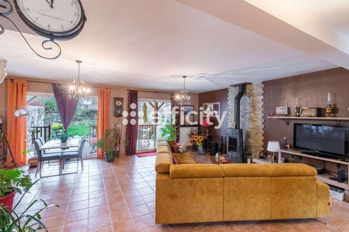 Maison 128 m² à Villeneuve-Le-Roi  - photo 2