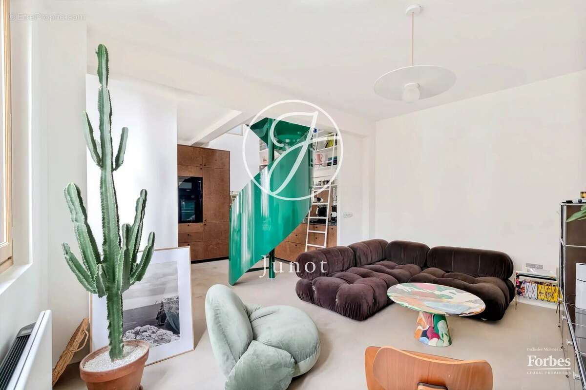 Paris 18e - MONTMARTRE / HAUT LEPIC - Appartement comme une maison - 3 pièces - 68,52m² Carrez - 72,81m² au sol - Terrasse 15,80 - photo 9