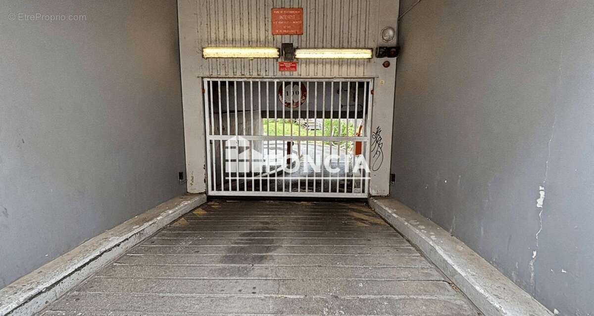 Parking à PARIS-18E