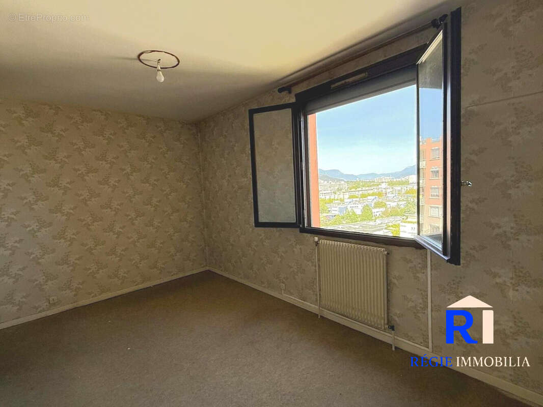 Chambre 1 avec point d&#039;eau - Appartement à ECHIROLLES