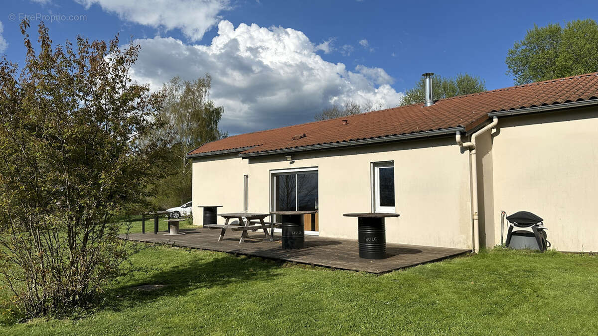 Commerce à SAINT-JUST-MALMONT