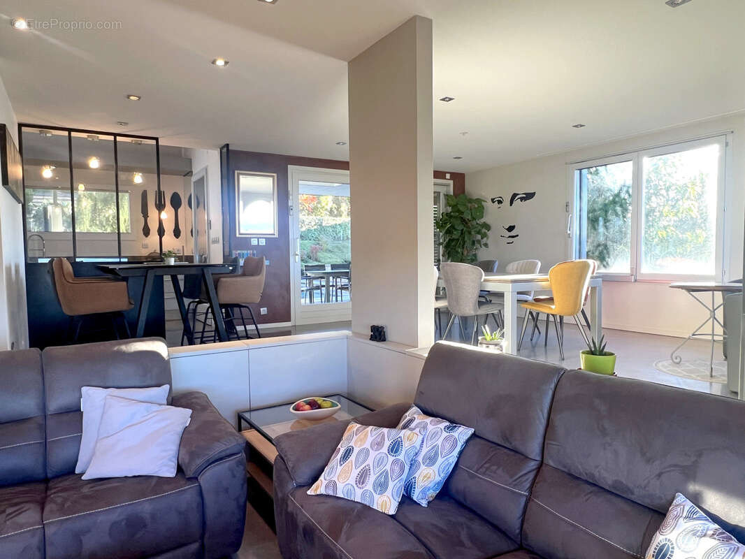 Maison à COLLONGES-SOUS-SALEVE