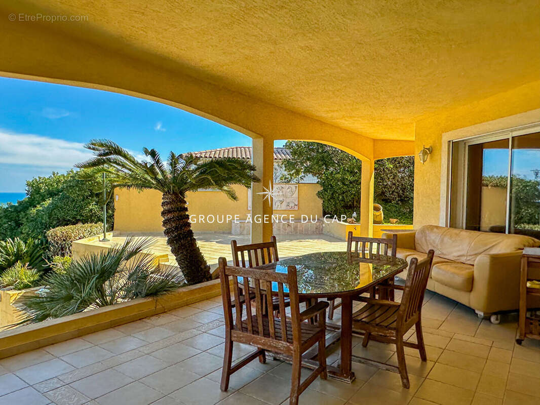 Villa vue mer avecT2 indépendant plus un  terrain de 2094 m² à l'arrière, constructible aux Issambres - photo 14