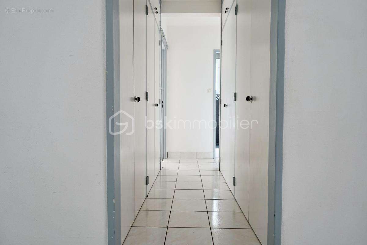 T3 bis parfait état - balcon + cave + stationnements sécurisés - idéal RP ou investissement - photo 4