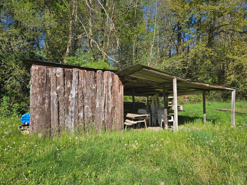 Terrain à SAINT-YRIEIX-SOUS-AIXE