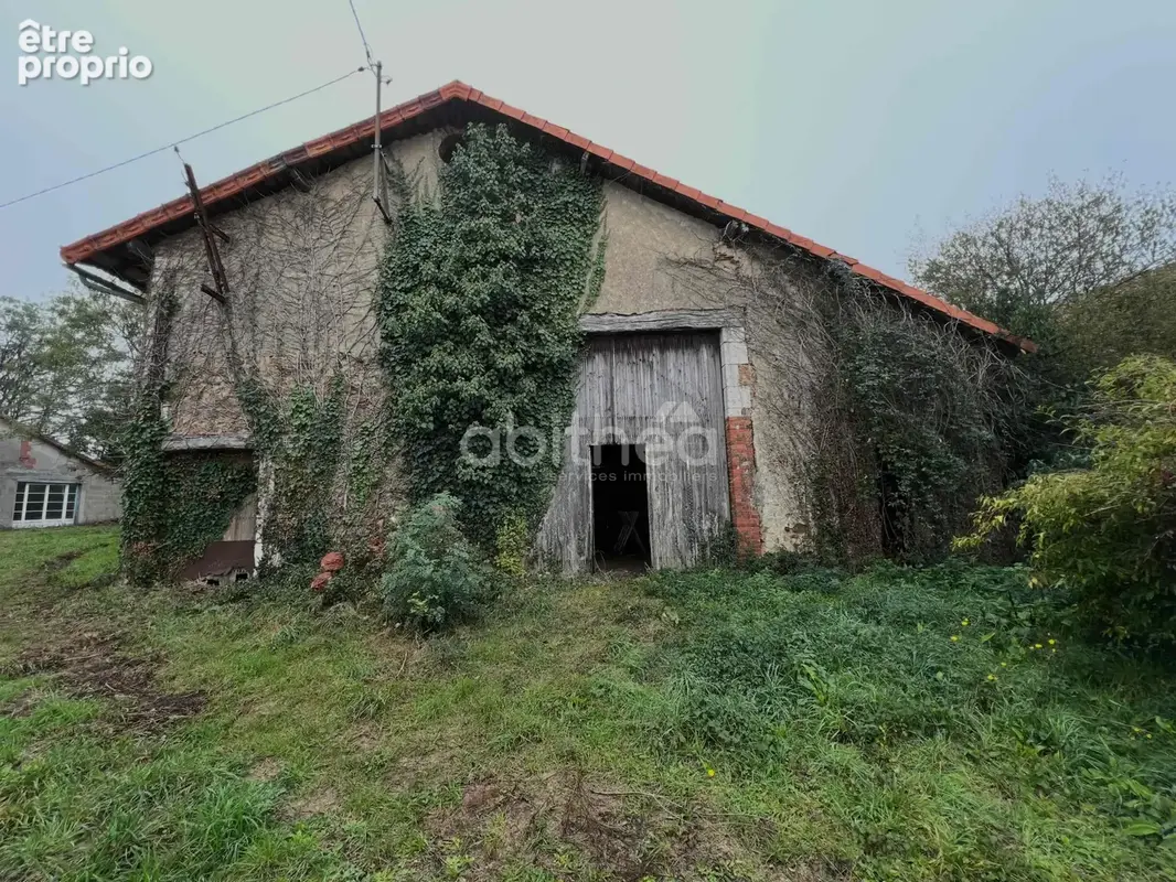 Maison d'habitation avec 2 granges sur un terrain de 3400 m2 le tout à rénover entièrement. - photo 8