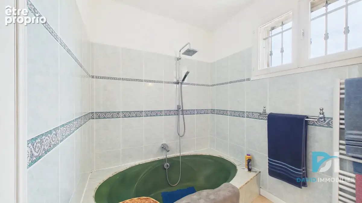 Elégante villa avec piscine sur les hauteurs - 4 chambres 164 m2 sur 610 m2 de terrain - photo 11