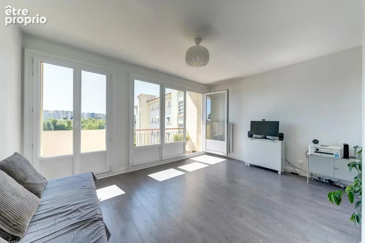 CALUIRE CENTRE BOURG - T3 de 70 m² avec vue dégagée - photo 2